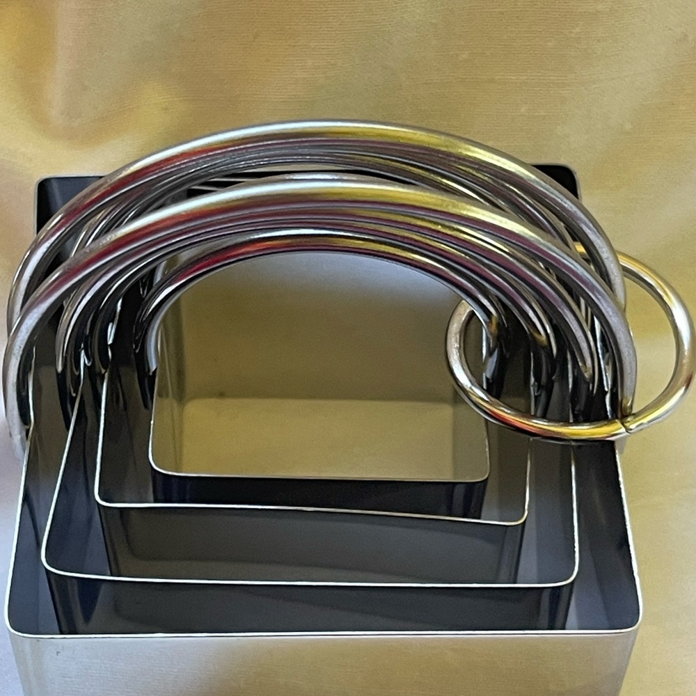 NIB Set of 2 Cookie/Pastry Cutters